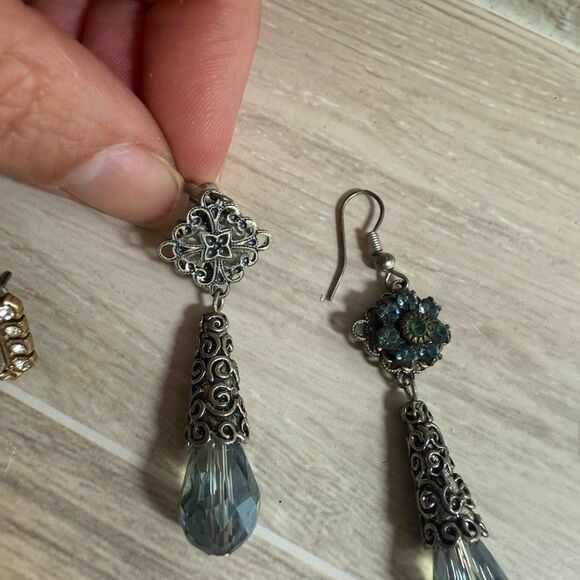 Vintage-Style Crystal Drop Earrings with Blue Rhinestones - Picture 5 of 5